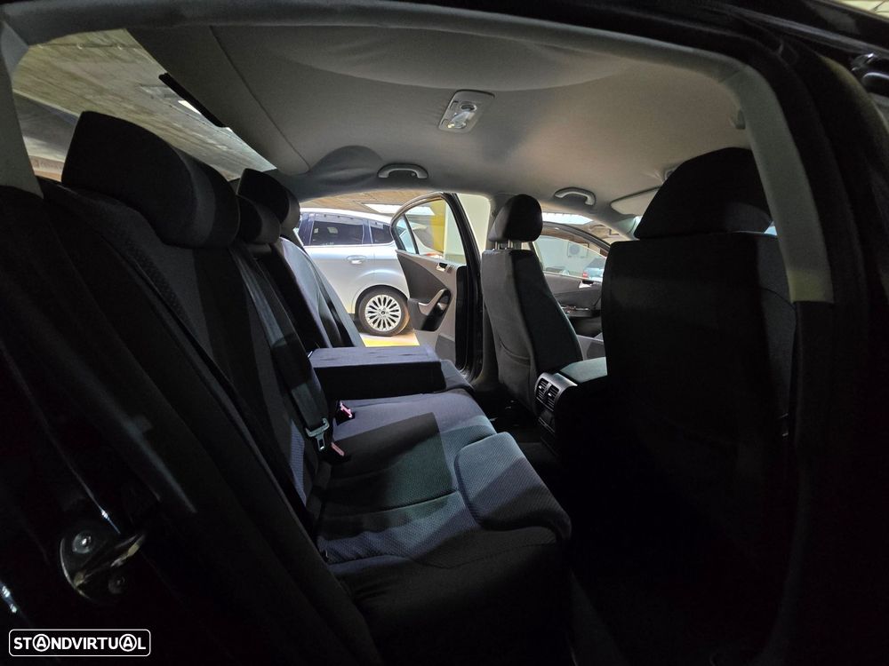 VW Passat 2.0 TDI Confortline - 8