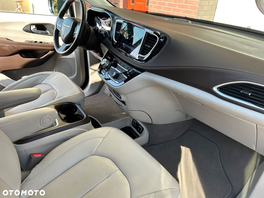 Chrysler Pacifica - 36