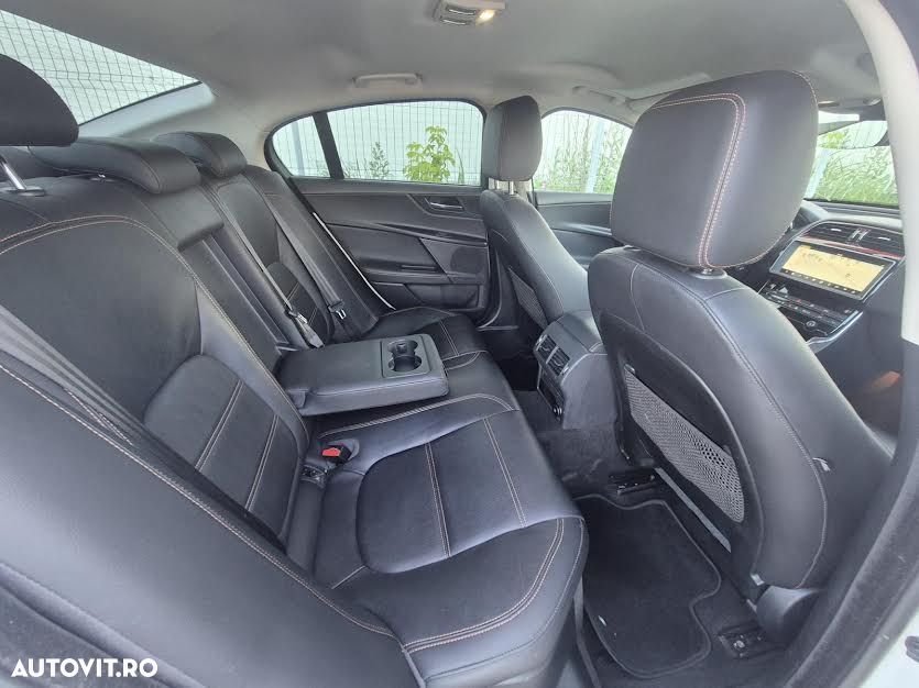 Jaguar XE 2.0 AWD Prestige - 8