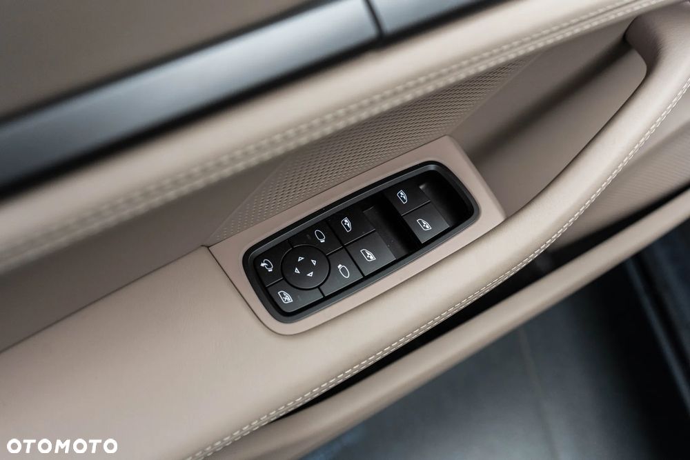 Porsche Taycan 105kWh 4S Black Edition - 29