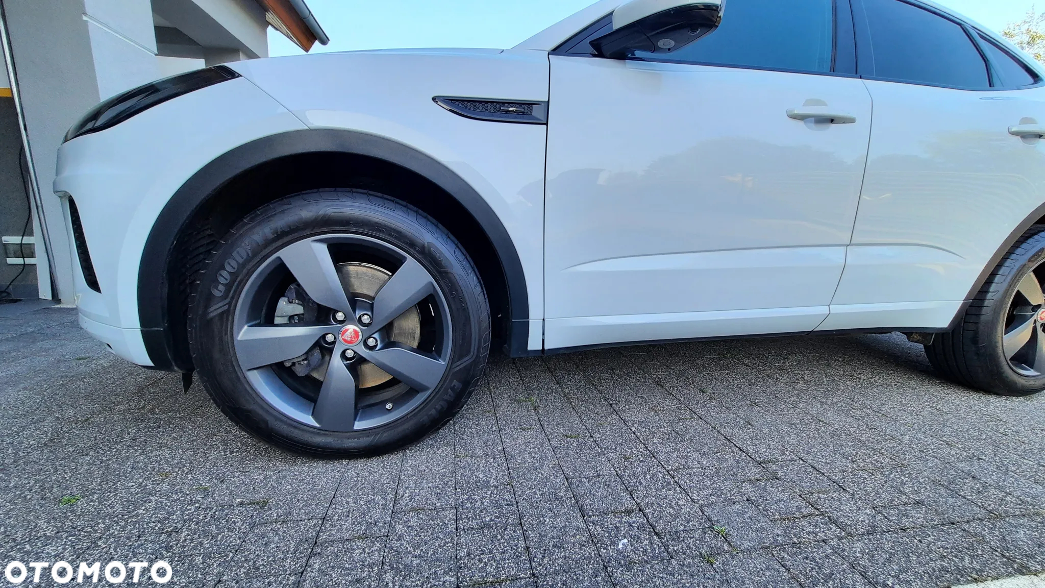 Jaguar E-Pace P250 AWD R-Dynamic - 4