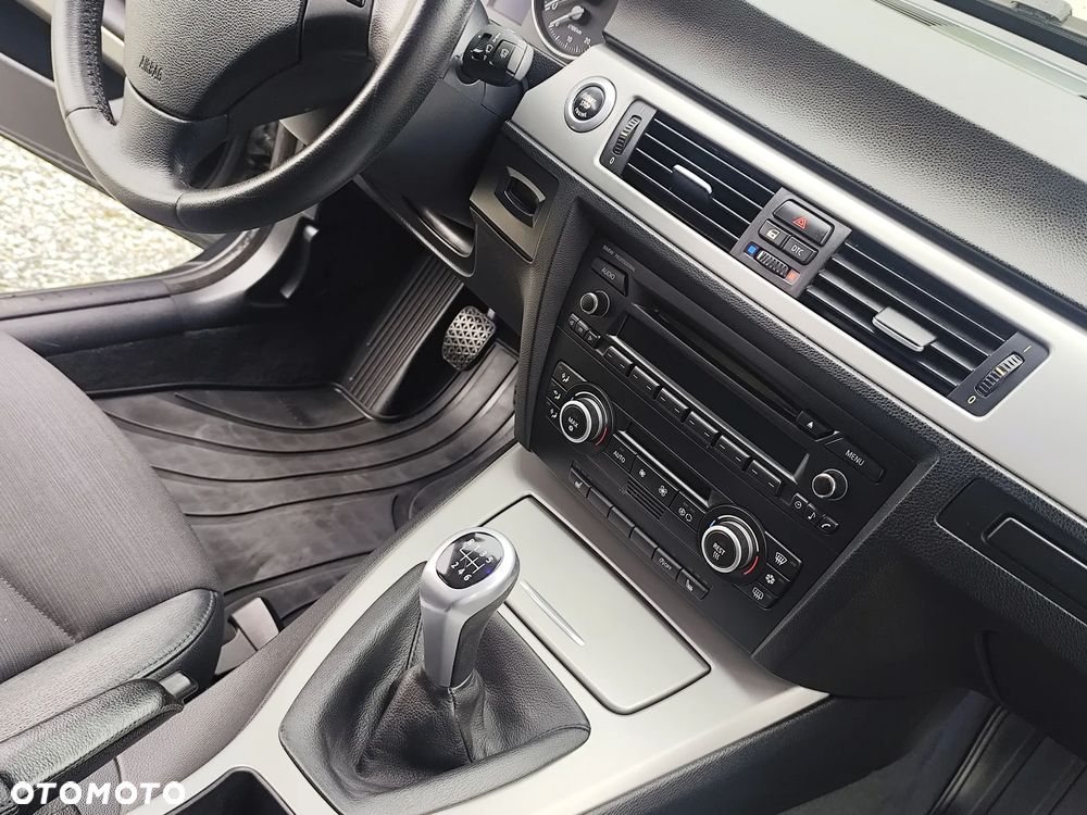 BMW Seria 3 318i - 28