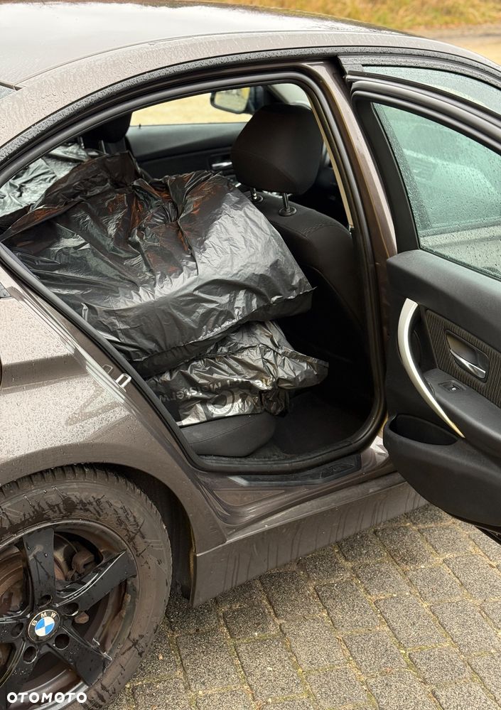 BMW Seria 3 320i xDrive - 28