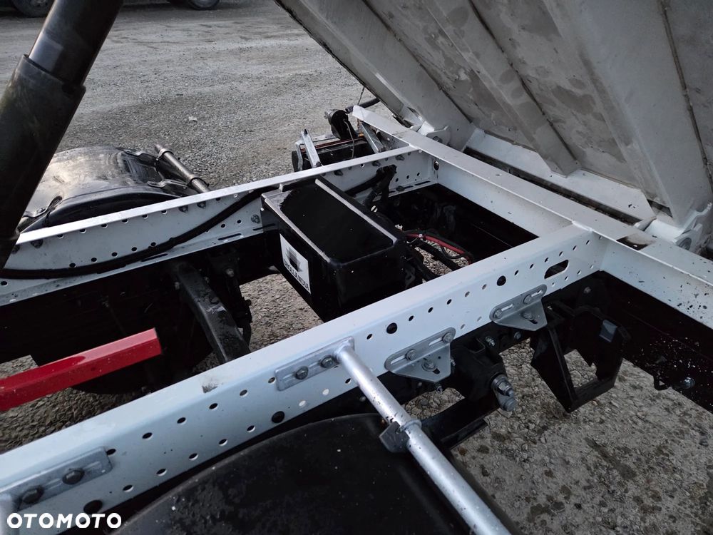 Renault Maxity Cabstar - 10