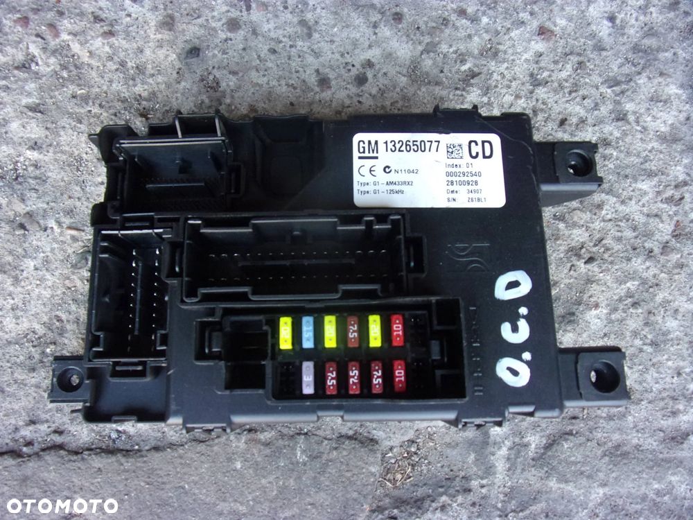 Moduł skrzynka bezpieczników OPEL CORSA D 1,2 13265077 - 1