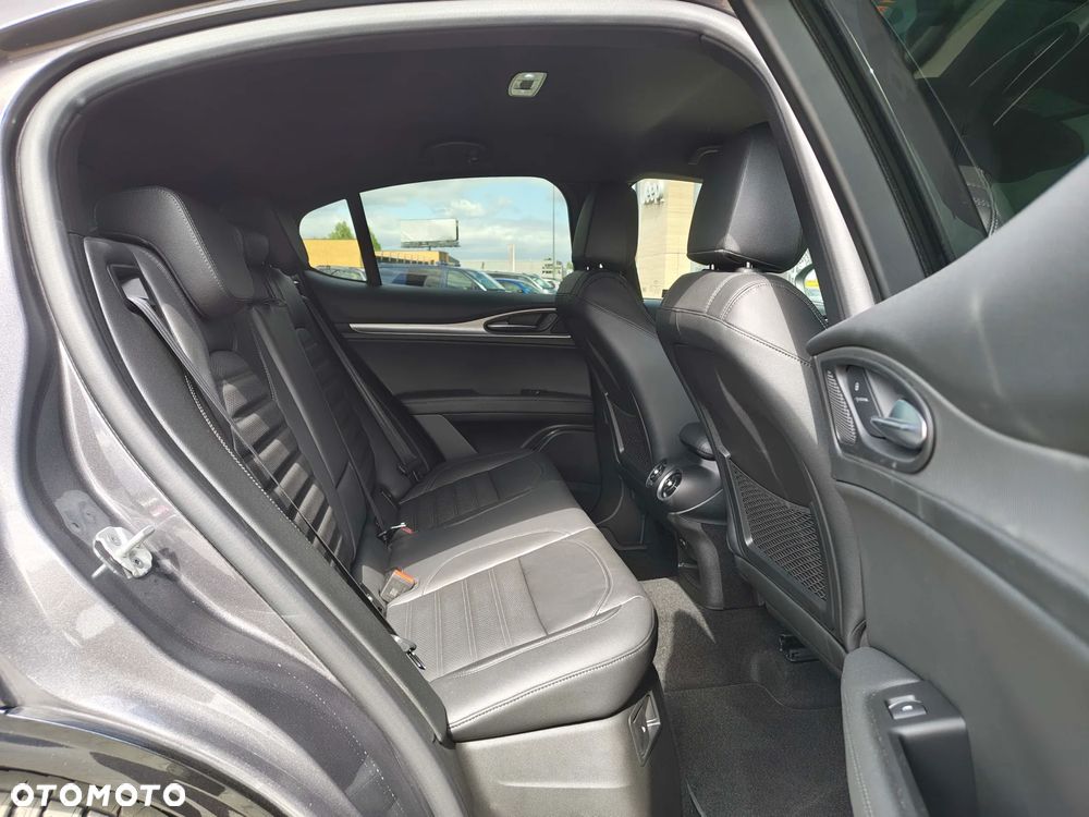 Alfa Romeo Stelvio - 11