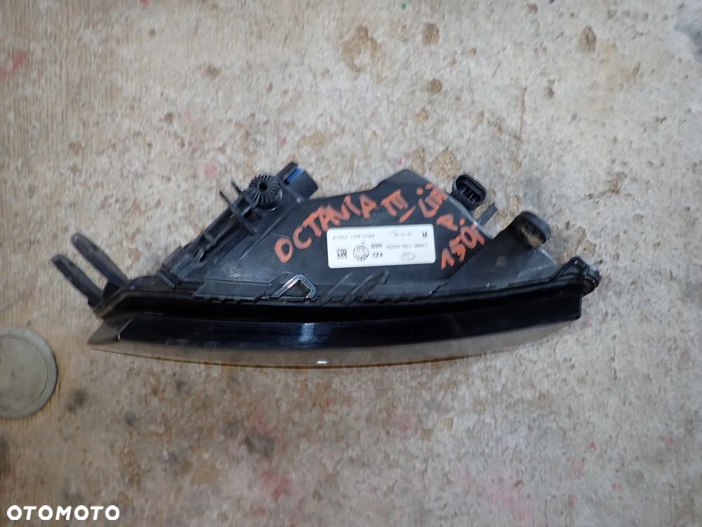 Skoda Octavia III Lift Halogen Prawy Przód Europa  5E0941700F - 2