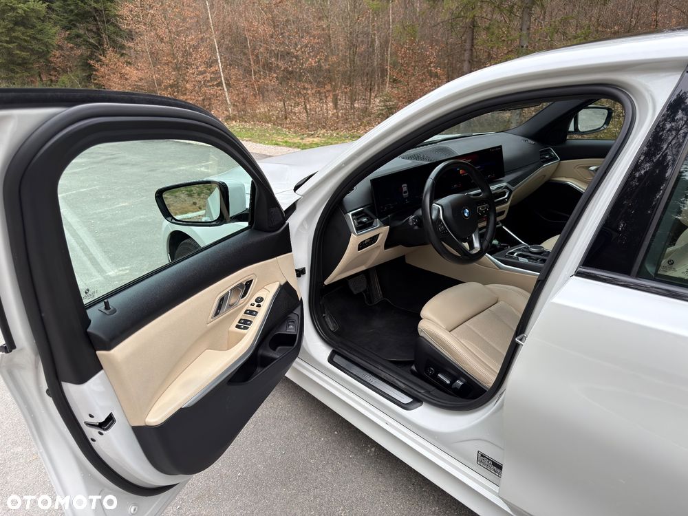 BMW Seria 3 330i xDrive Sport Line - 9