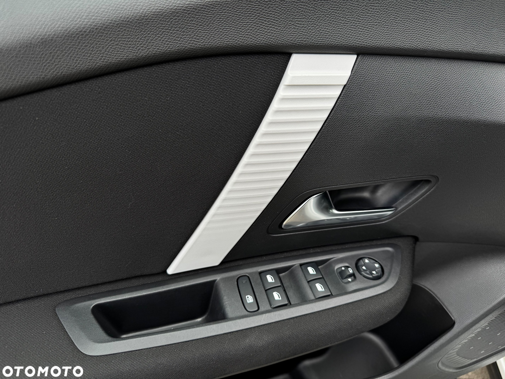 Citroën C4 PureTech 130 Stop&Start EAT8 SHINE - 14