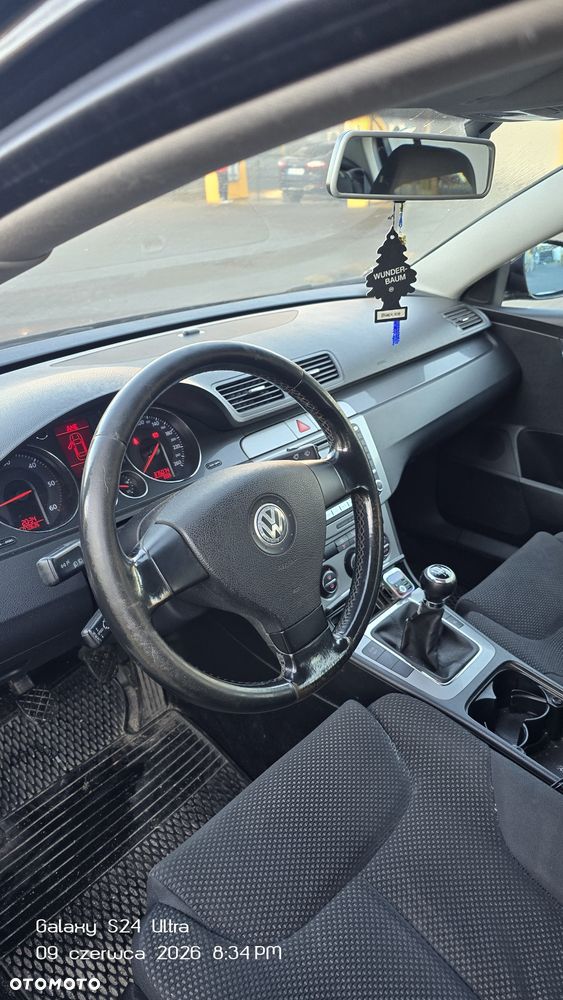 Volkswagen Passat - 1