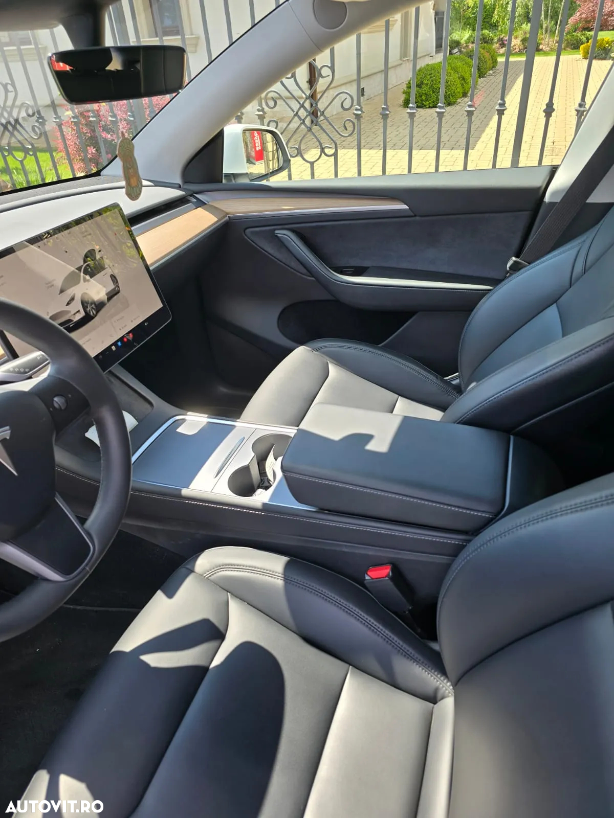 Tesla Model Y - 8