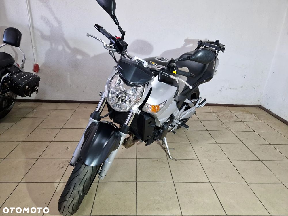 Suzuki GSR - 8