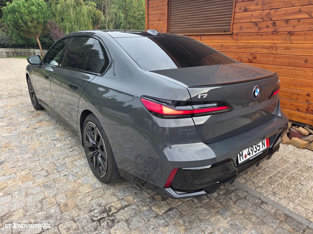 BMW i7 - 6