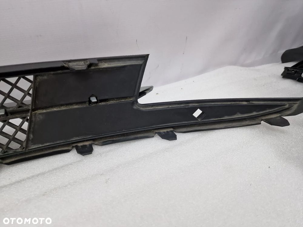 BMW E81 / E87 LIFT 06- KRATKA ŚRODKOWA ZDERZAKA PRZEDNIEGO PRZÓD , NR 51117182367 , NR AUKCJI KR59 - 11