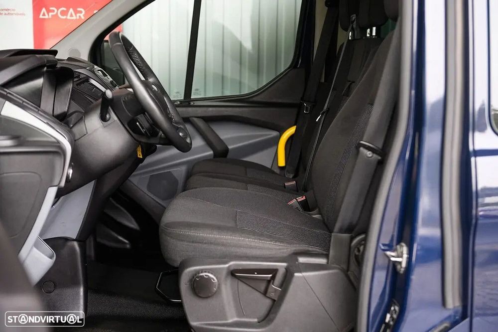 Ford Transit Custom Adaptada p/ 3 cadeiras de rodas - 25