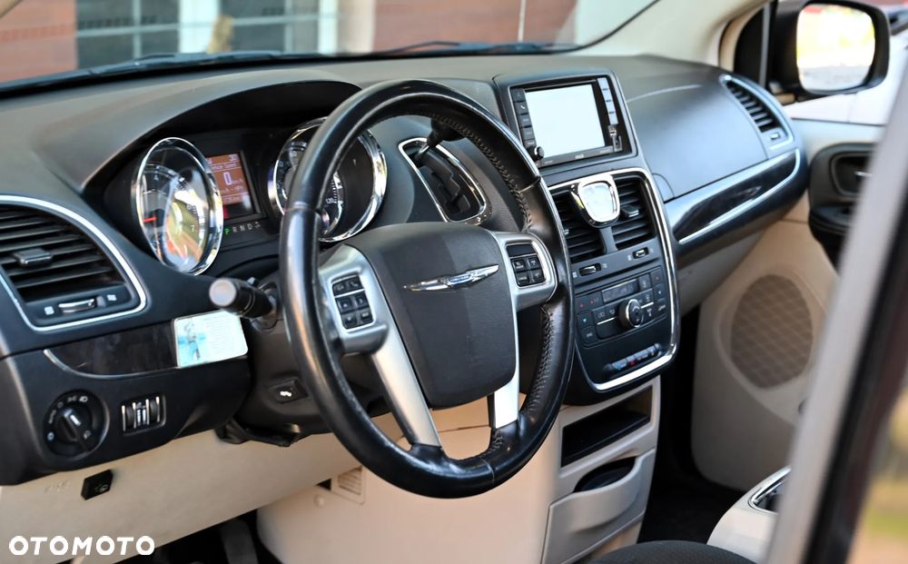Chrysler Town & Country - 14