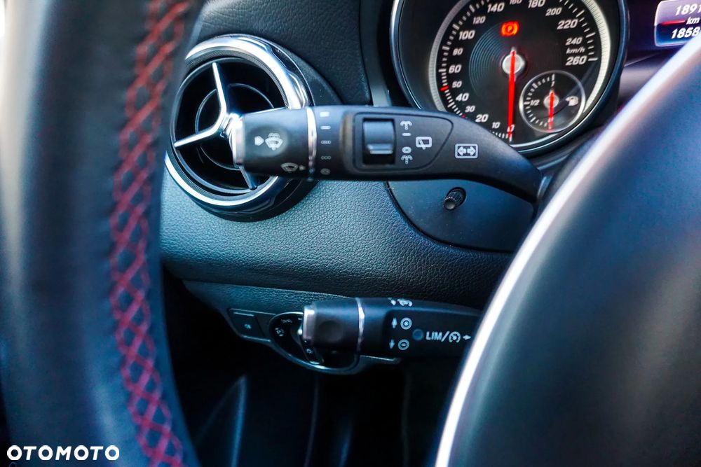 Mercedes-Benz GLA 200 7G-DCT AMG Line - 32