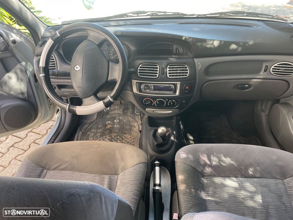 Renault Mégane 1.9 dTi Air - 11