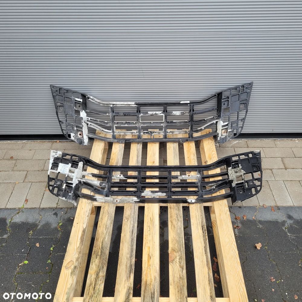 GRILL ŁAWKA MOCOWANIE IVECO S WAY 5802304012 CHWALIM116 - 1