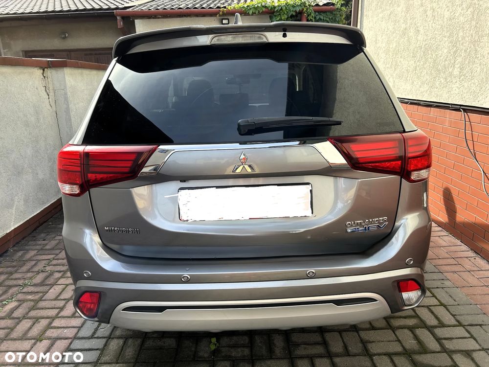 Mitsubishi Outlander 2.4 4WD Plug-In Hybrid - 2