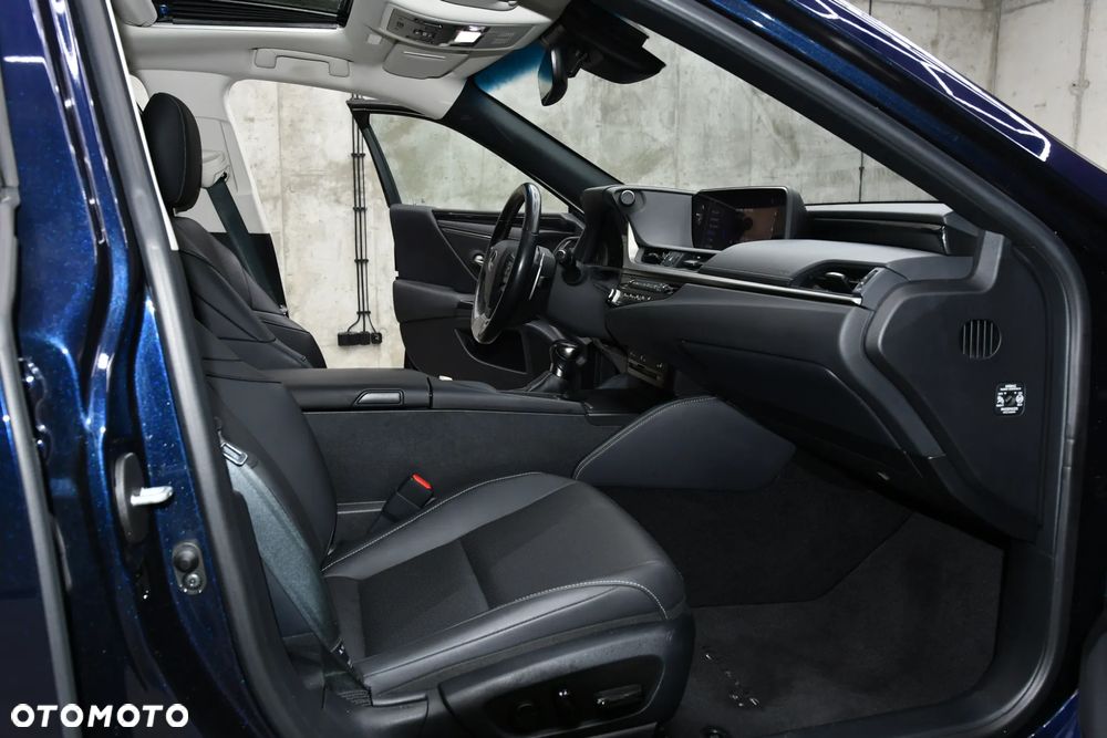 Lexus ES 300h Business Edition + - 22