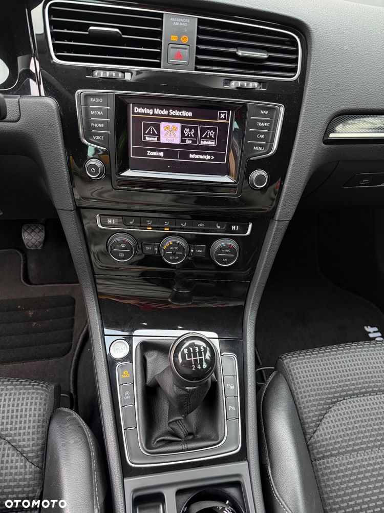 Volkswagen Golf - 22