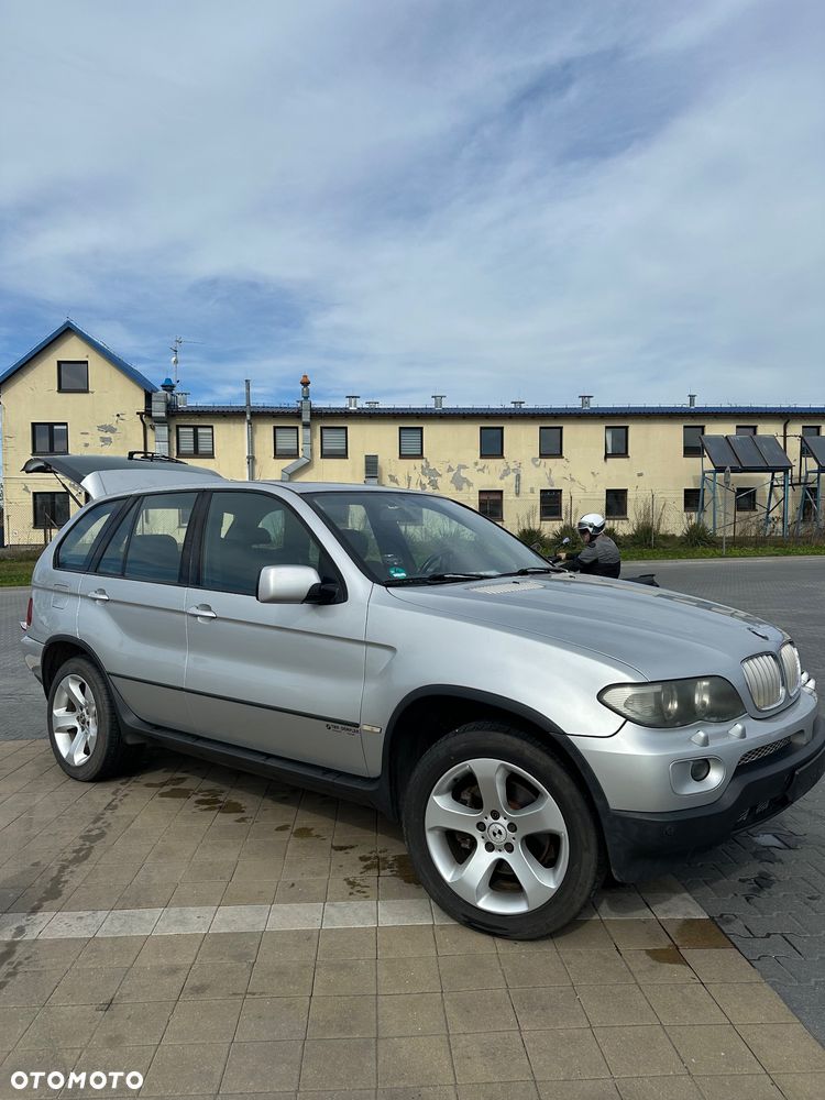 BMW X5 4.4i - 5