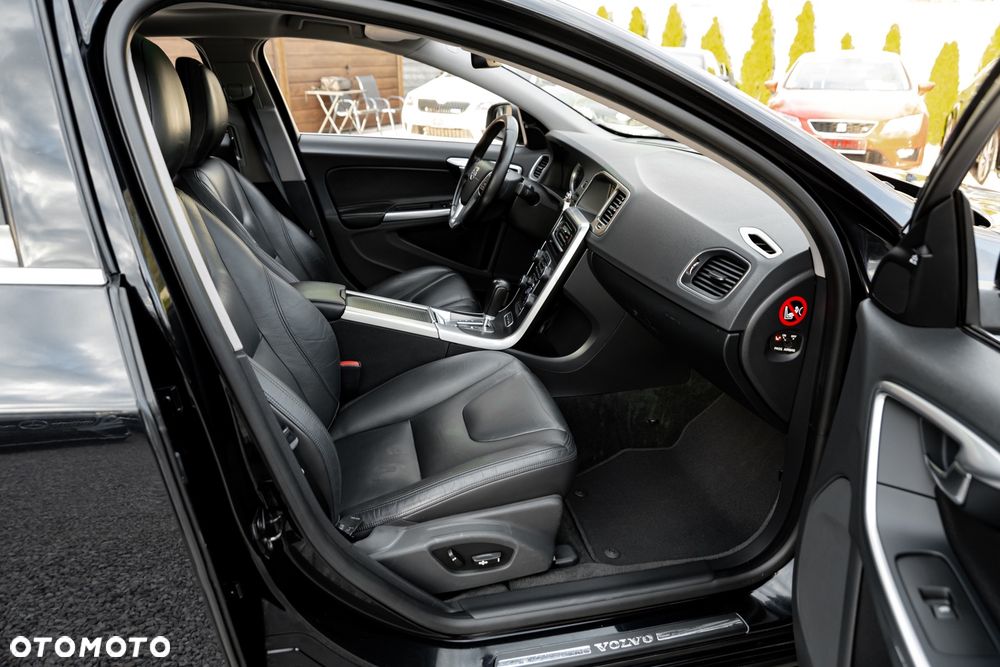 Volvo S60 D5 AWD Geartronic RDesign - 24