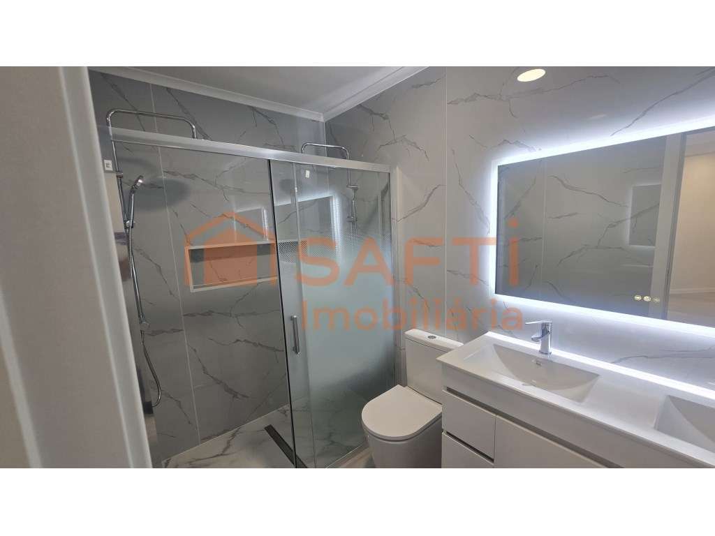 Apartamento T4 Totalmente Remodelado com Arrecadação - Amora - Grande imagem: 5/16