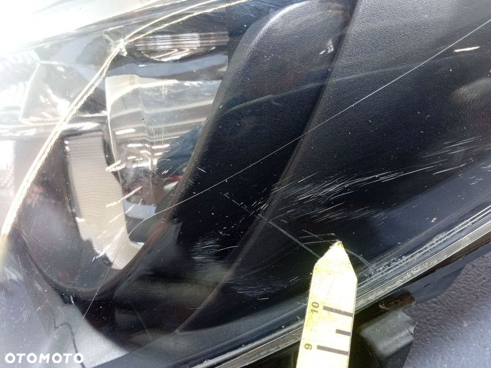 TOYOTA YARIS III LIFT REFLEKTOR LEWY LAMPA PRZEDNIA EU - 11