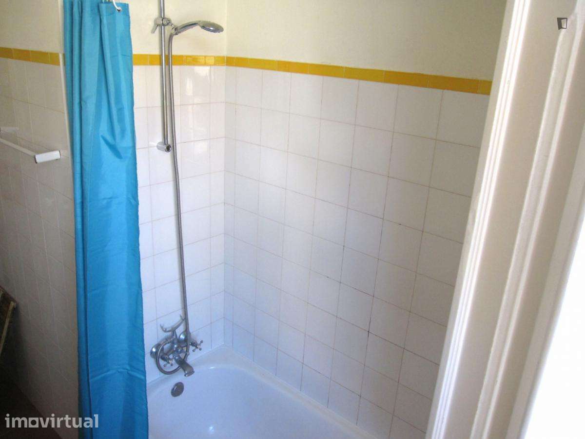 Quarto - localizado em Anjos Lisbon - Grande imagem: 4/23
