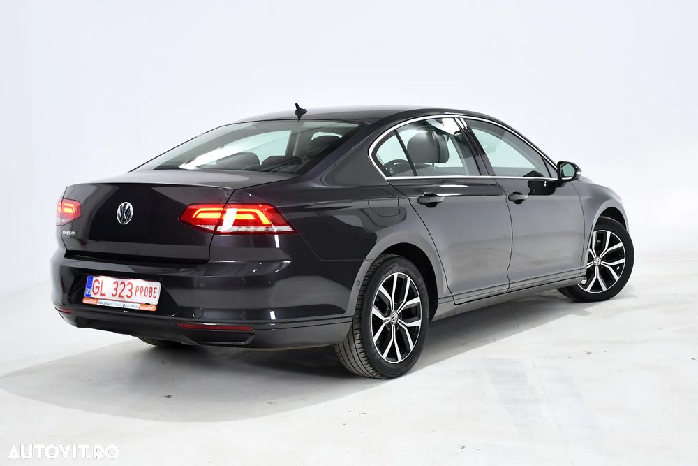 Volkswagen Passat - 11