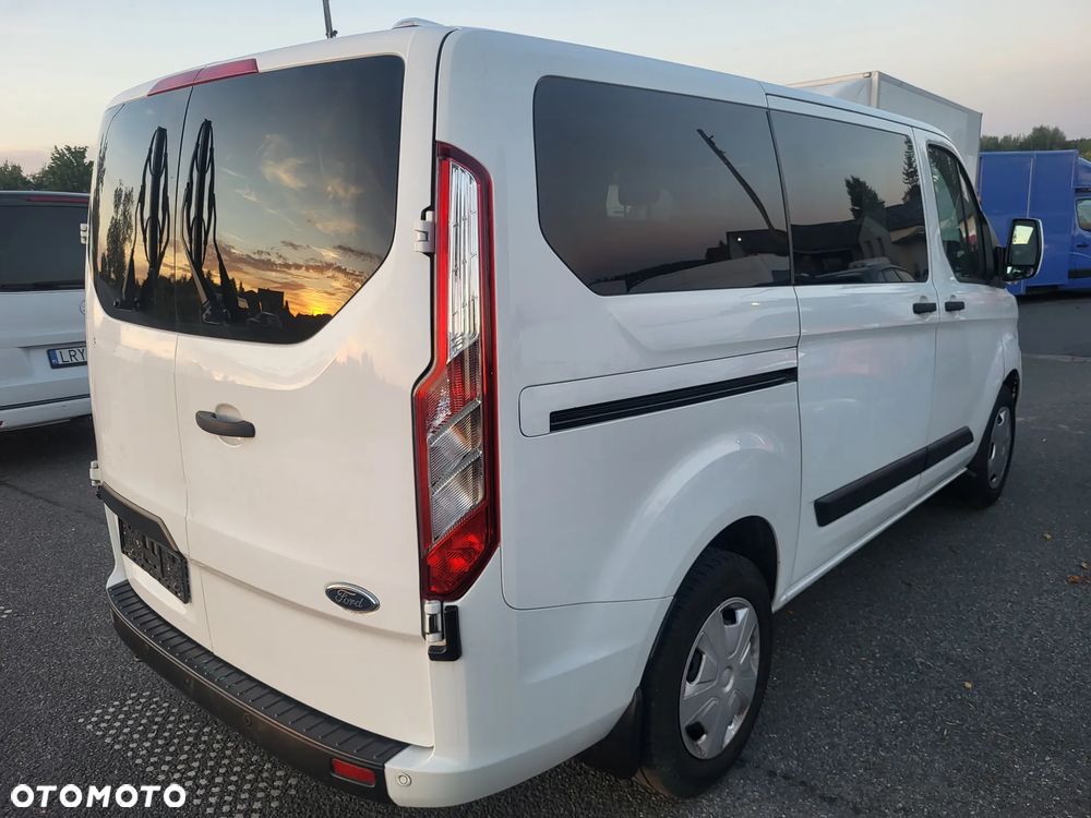 Ford Tourneo Custom - 13