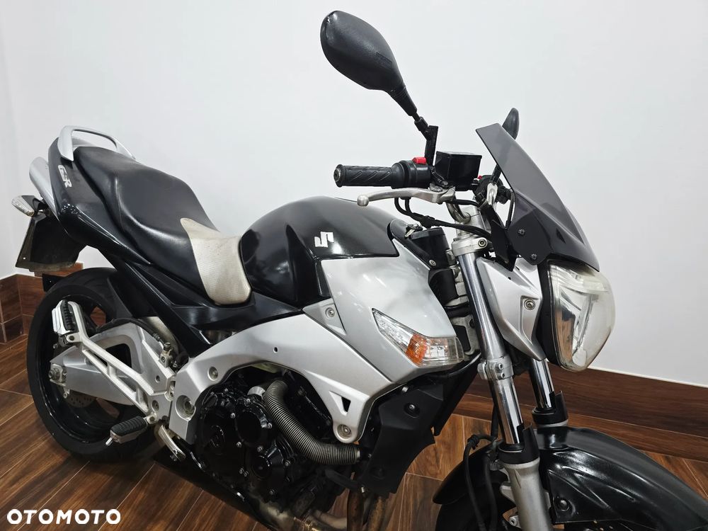 Suzuki GSR - 2