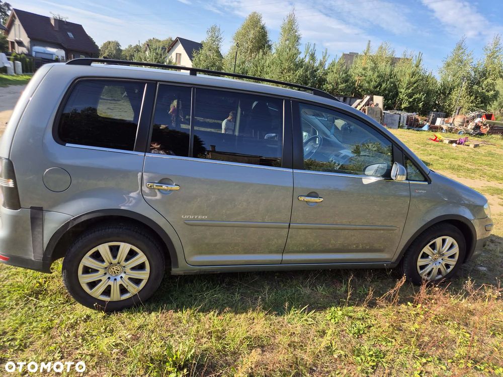 Volkswagen Touran - 1