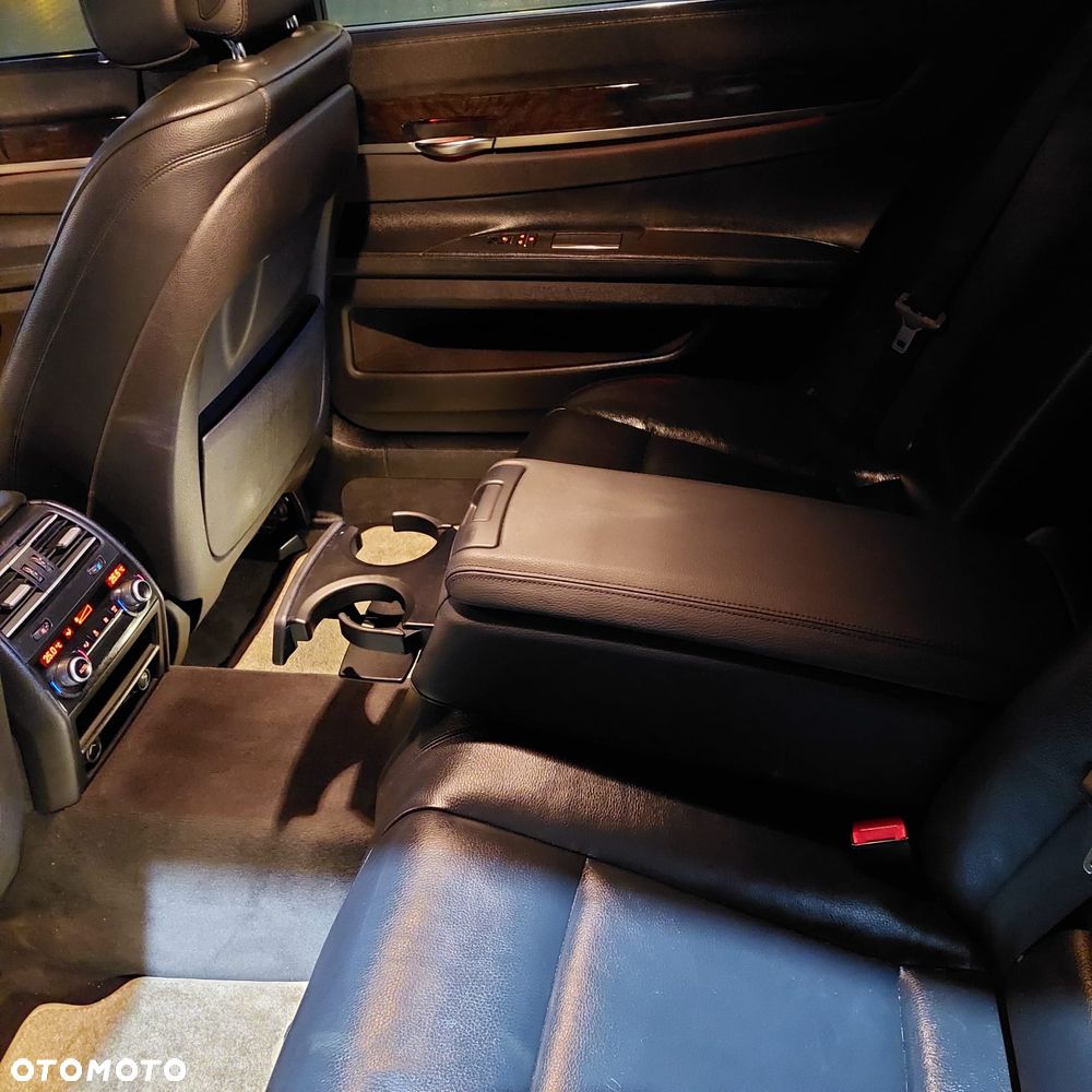 BMW Seria 7 740Li - 26