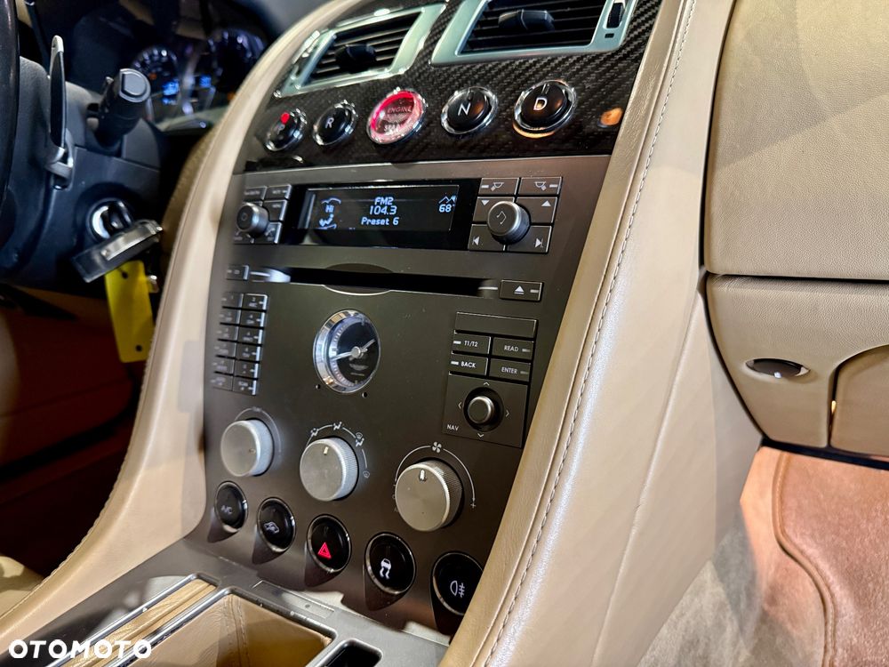 Aston Martin DB9 Standard - 19