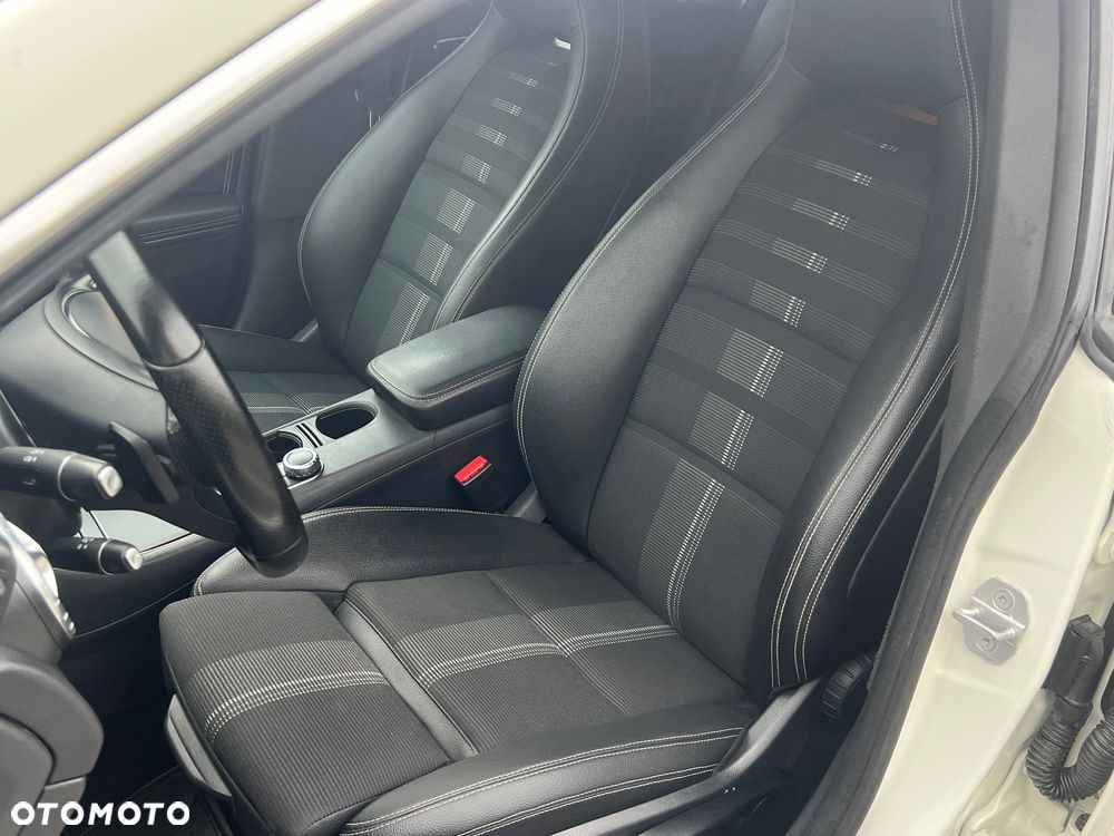 Mercedes-Benz CLA 200 7G-DCT UrbanStyle Edition - 24