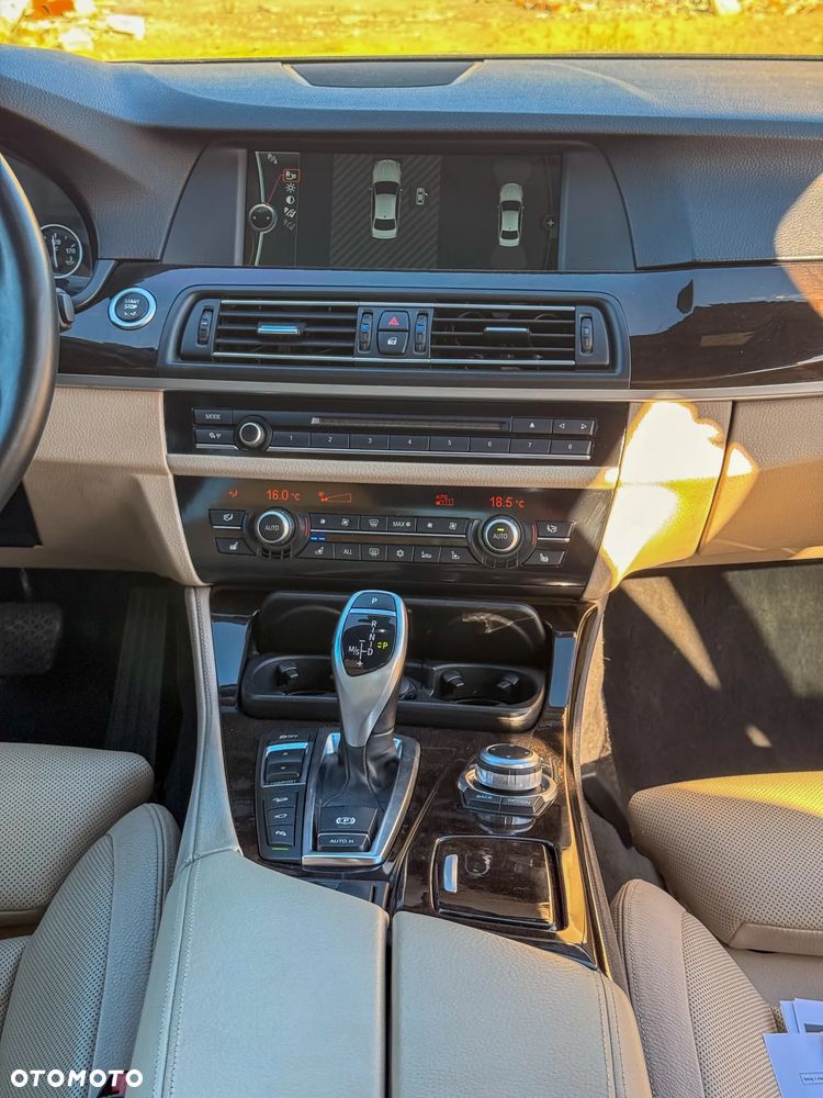 BMW Seria 5 550i xDrive - 23
