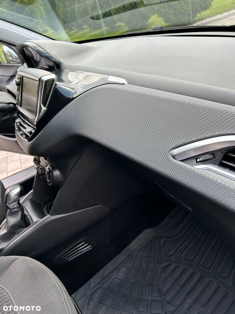 Peugeot 208 - 14
