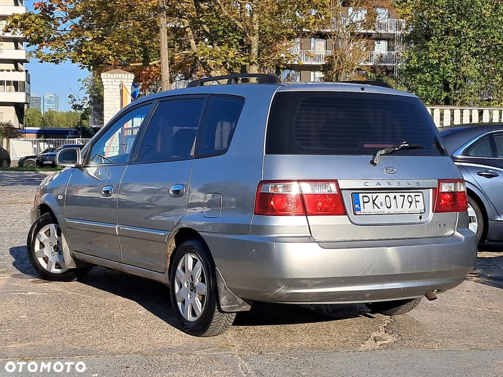 Kia Carens 1.8 EX - 23