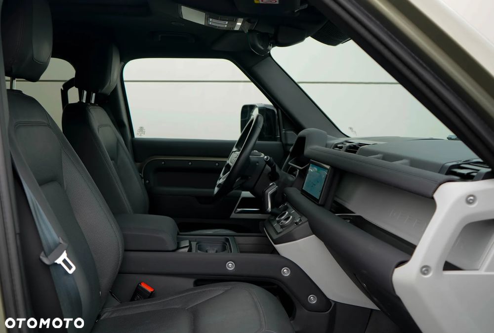 Land Rover Defender 3.0 D200 mHEV - 36