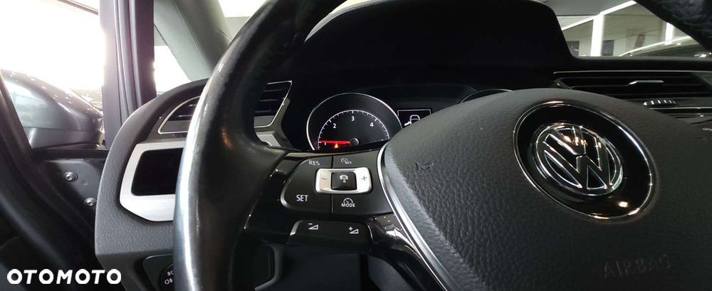 Volkswagen Touran - 32