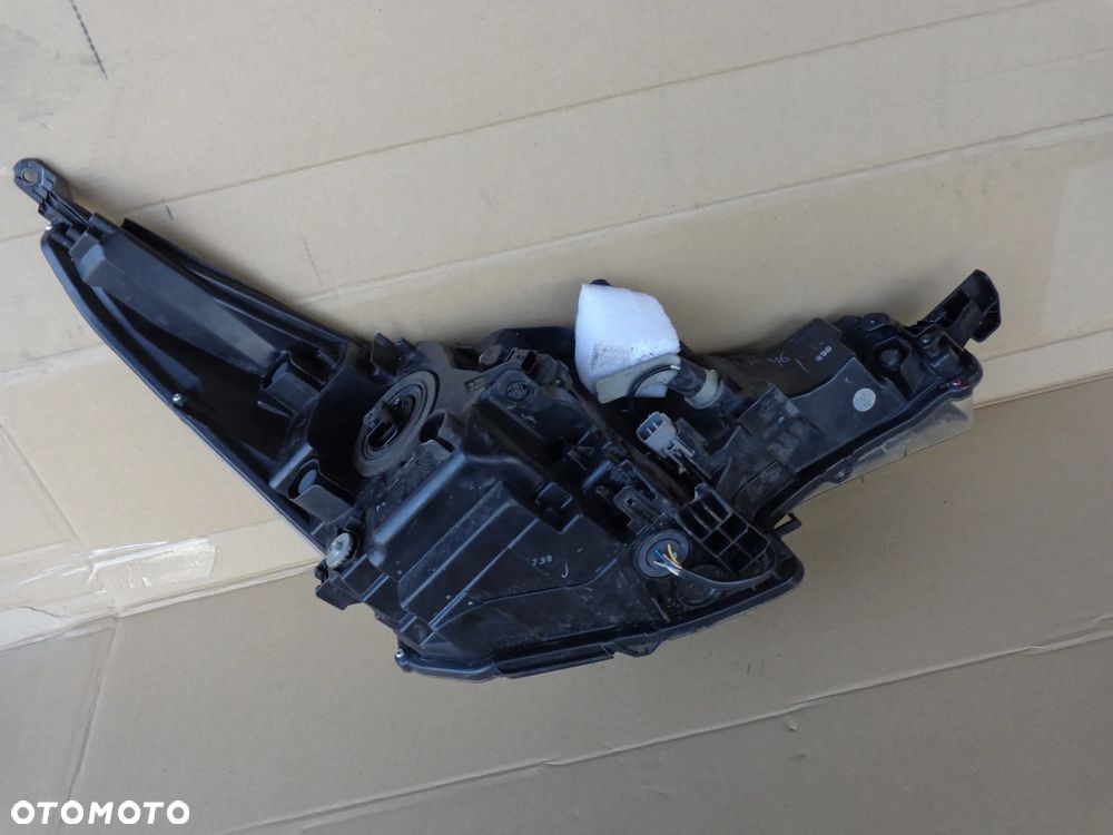 TOYOTA AVENSIS T27 lampa lewa przednia EUROPA - 5