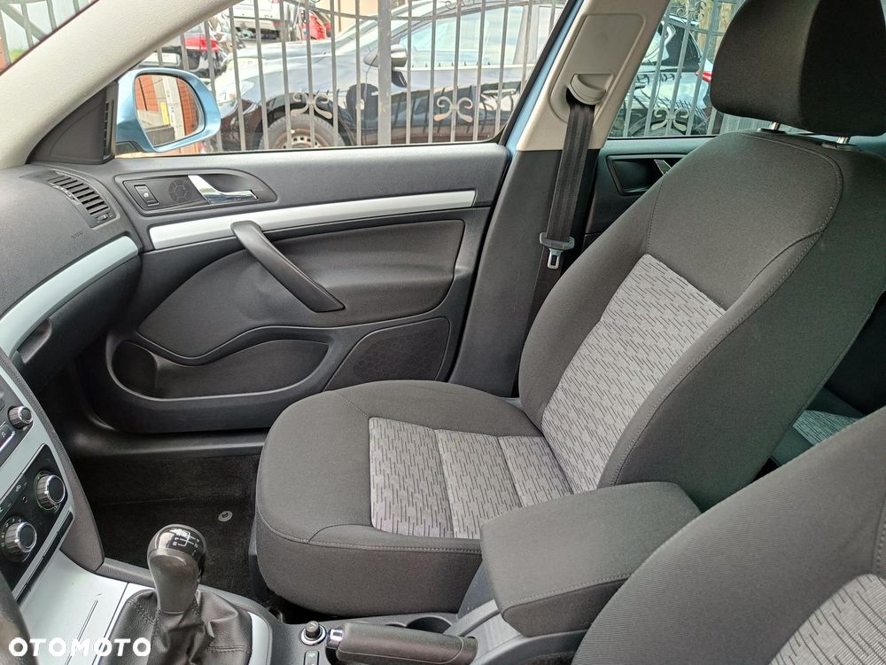 Skoda Octavia 1.6 Combi Ambiente - 19