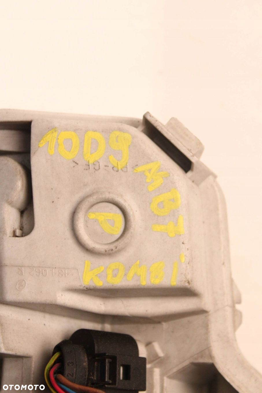 WKŁAD LAMPY GNIAZDO ŻARÓWEK PRAWY TYŁ AUDI A4 B7 KOMBI 484062R - 4