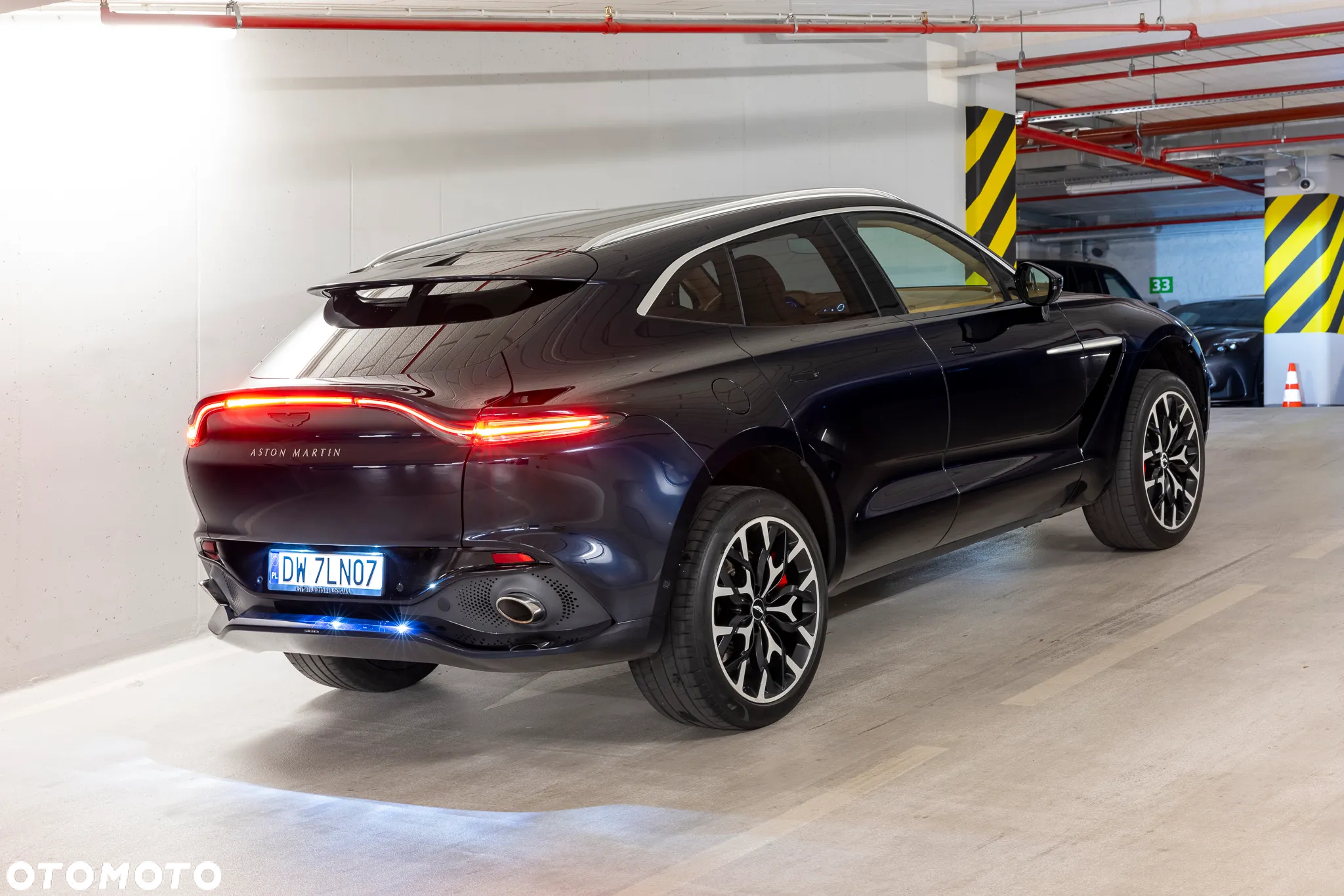 Aston Martin DBX - 7