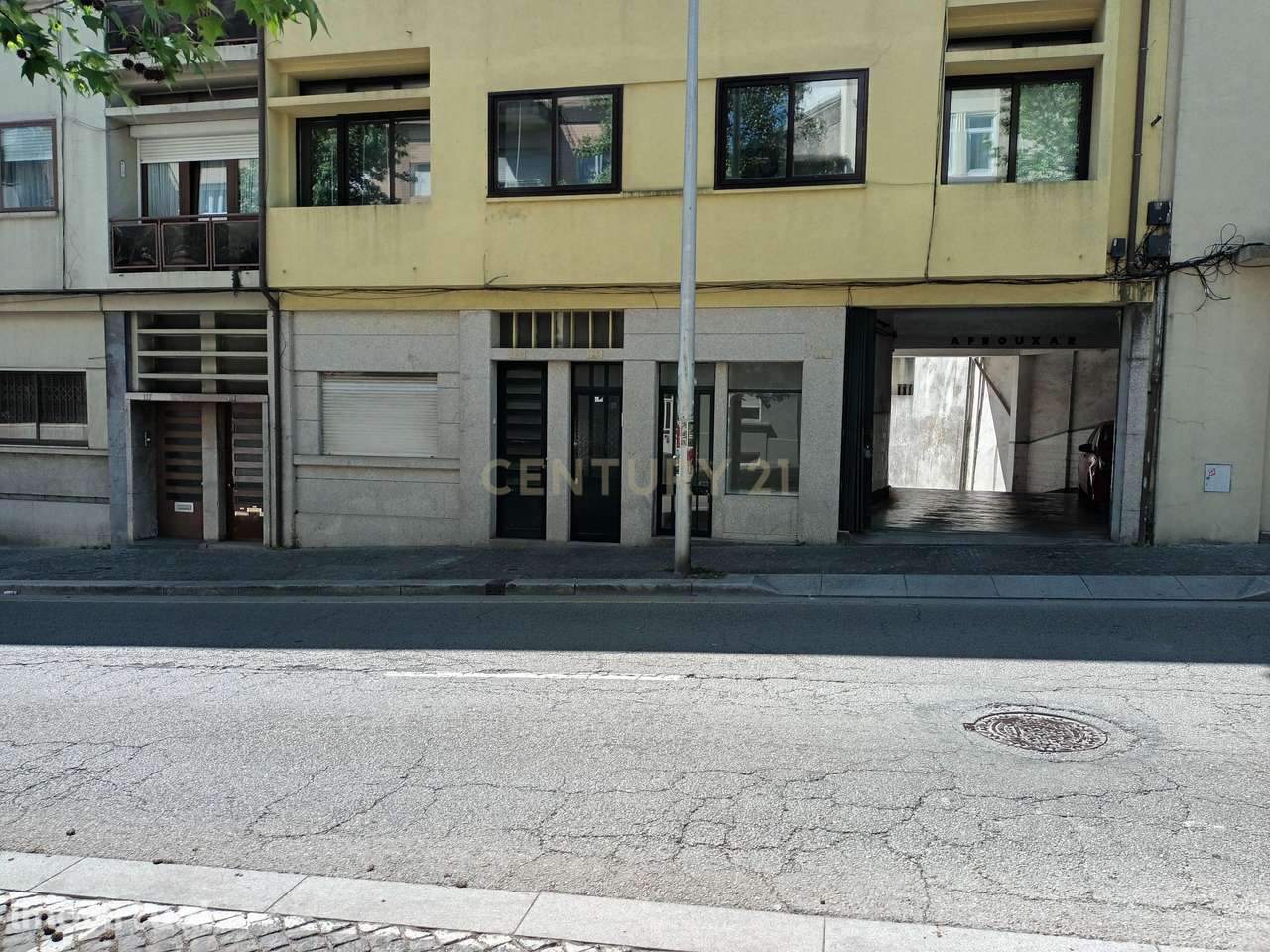 Loja para arrendar junto à estação de Metro de Faria Guimarães, no cen - Grande imagem: 2/10