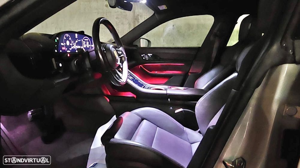 Porsche Taycan Cross Turismo 4 - 31