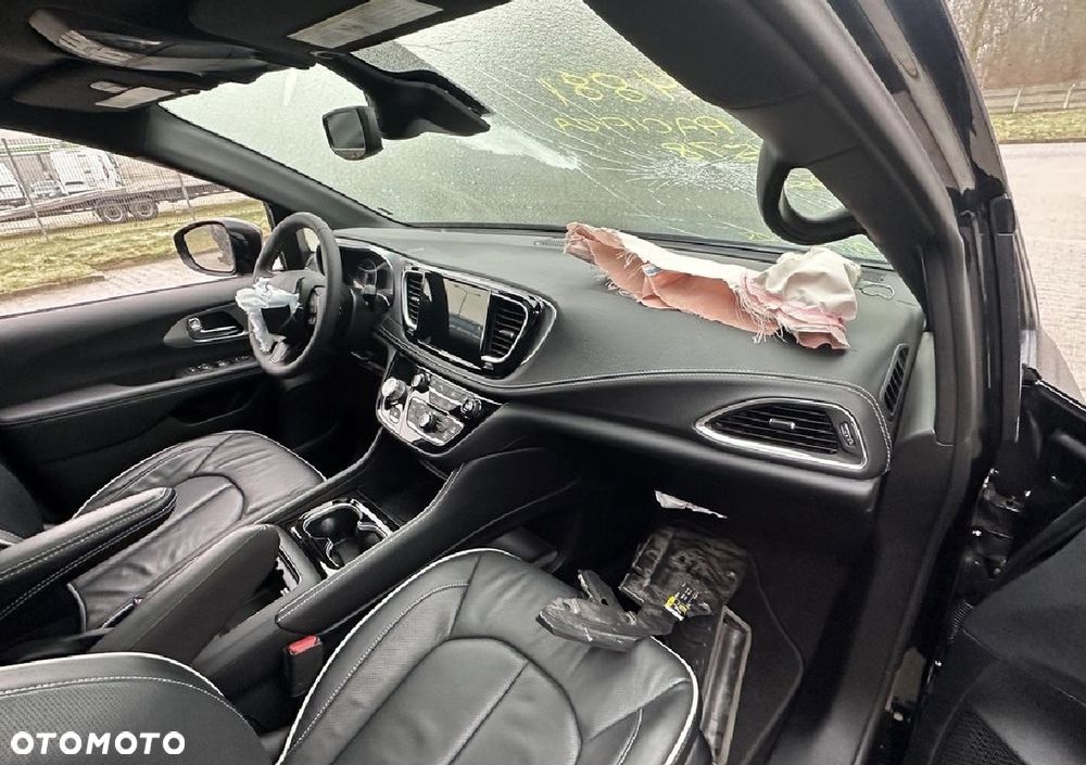 Chrysler Pacifica - 12